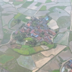 鹤城区：雨后山村云雾缭绕   春日田园风光如画