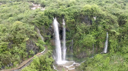 雨水充沛水量涨 龙口瀑布迎来观光热潮