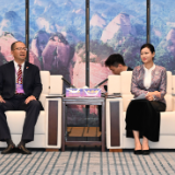 韦朝晖会见境外客商代表