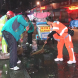 鹤玉城市运管理公司：全天候大清扫  筑牢市容保障防线
