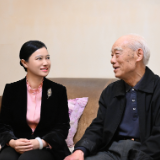 韦朝晖看望慰问老领导老同志