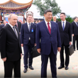 习近平同俄罗斯总统普京共同参观“传承中俄世代友好 树立大国关系典范”图片展