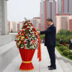 近镜头｜习近平和彭丽媛参谒中朝友谊塔