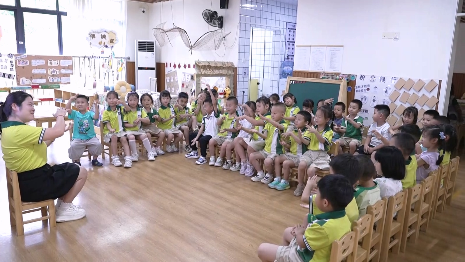 鹤城区第二幼儿园:开学第一课听红色故事 厚植萌娃爱国情怀(半成品)01.mp4_20260902_162843.758.jpg 鹤城区第二幼儿园:开学第一课听红色故事 厚植萌娃爱国情怀(半成品)01.mp4_20260902_162843.758.jpg