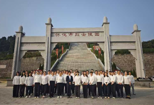 鹤城区委党校第27期中青班在烈士陵园开展现场教学