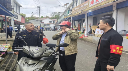 凉亭坳乡开展交通安全劝导行动