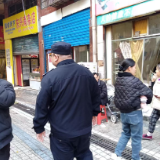 东兴社区联合警务室开展日常巡逻 织密辖区安全网