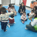 长湾里社区开展趣味早教亲子绘本阅读公益活动