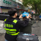鹤洲社区开展交通劝导 规范电动车头盔佩戴