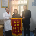 三代人的健康守门人——居民张阿姨为欧医生赠送锦旗