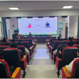 黄金坳中学开展女生青春期保健知识讲座