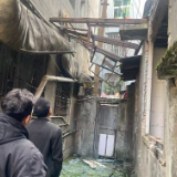 鹤洲社区及时处置危旧窗框 消除安全隐患保平安