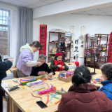 斜水塘社区居家养老服务中心开展手工活动