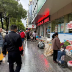 东兴社区整治舞水路  助力文明城市创建