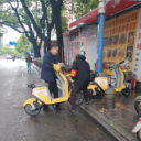 人民路社区开展环境整治与停车规范专项行动