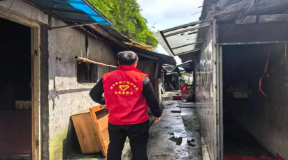 城中街道三角坪社区开展舞水河防汛及危房排查工作