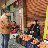 东兴社区开展舞水路摆摊整治行动 规范秩序守好民生烟火