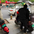 城中街道西兴社区：整治乱停乱摆乱象  守护辖区通行平安