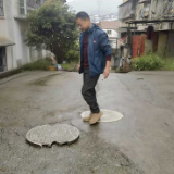 城北街道宝家山社区：更换供水井盖 守护居民脚下安全