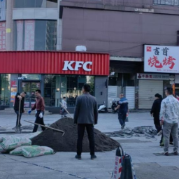 “更换地砖一小步 文明创建一大步” ——坨院街道积极修缮商超门前破损地砖