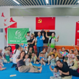 迎丰街道长湾里社区:开展“彩带大作战”亲子早教活动 助力婴幼儿精细动作发展