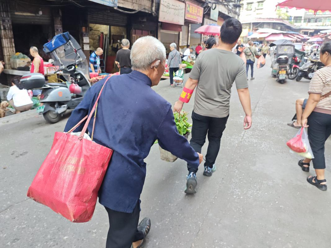 整治占道出实招   擦亮舞水路文明底色