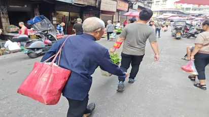 整治占道出实招   擦亮舞水路文明底色