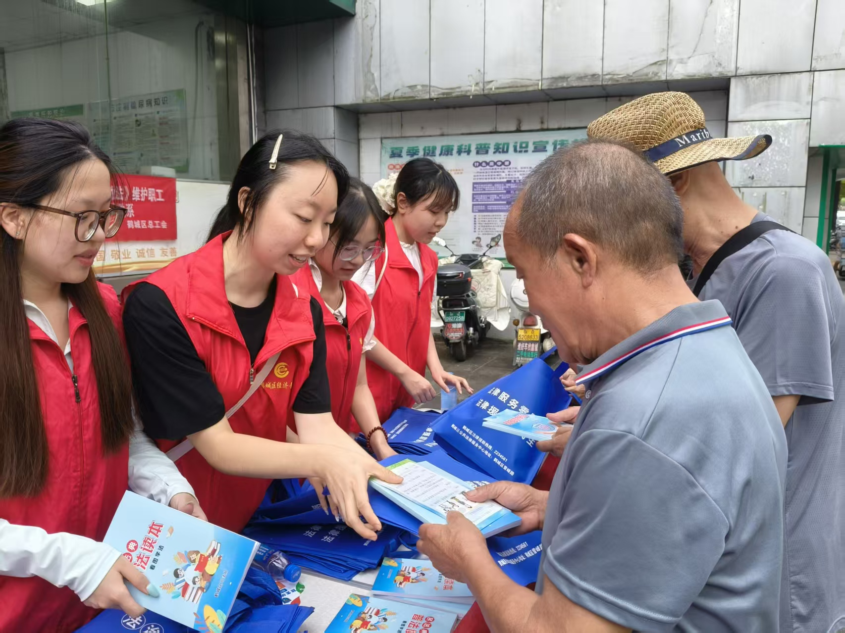 区司法局开展大学生普法志愿者“送法下乡”活动