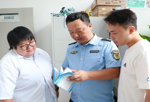 打通便民服务最后一公里 鹤城区市监局上门为商户办理营业执照