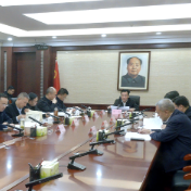 唐成主持区委理论学习中心组集体学习