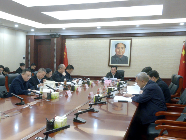 唐成主持区委理论学习中心组集体学习