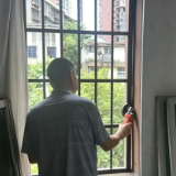 鹤洲社区开展“拆窗破网”专项行动 打通消防安全生命通道
