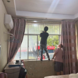 芷江路社区开展“拆窗破网”专项整治 打通消防生命通道