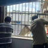 拆窗破网清隐患 斜水塘社区开展消防安全专项整治行动