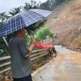 城南街道：暴雨来袭勇担当 全力以赴守护群众安全