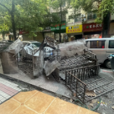 城中街道雪峰社区积极推进“拆窗破网”行动