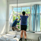三角坪社区：拆窗破网除隐患  畅通生命通道