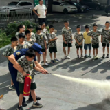 消防实操护童心!心街坊社区“工惠鹤娃”暑期托管开展消防安全实践课堂