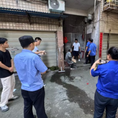 中坡社区:清理楼道杂物隐患 筑牢安全宜居家园