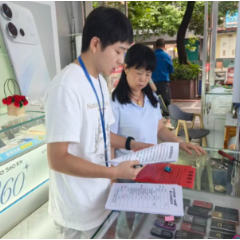 鹤洲社区开展沿街商铺消防安全宣传行动