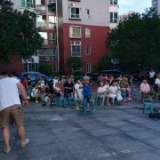 城中街道三角坪社区开展“八一”露天观影活动