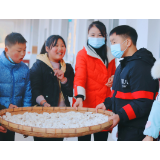 祖师殿镇水田庄学校冬至节包饺子师生乐翻天