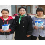 桥江镇组织帮扶责任人为建档立卡贫困学生赠送口罩
