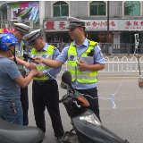 县交警开直播 助力“一盔一带”专项整治