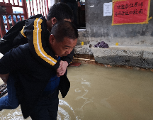 淘金坪乡:积水拦住上学路 党员干部显担当