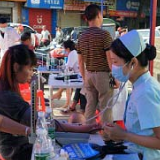 观音阁镇：集市搭起义诊台