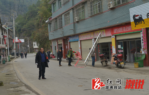 两丫坪镇：为镇容清一道“疤痕”  让生活多一份文明