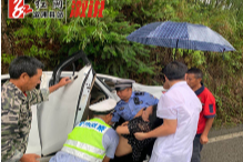 突发交通事故 溆浦交警雨中救人