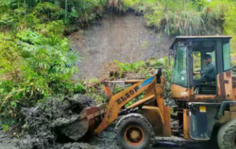 龙潭镇：抢修塌方公路 保障群众出行