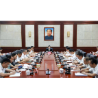 韦朝晖主持市委理论学习中心组集体学习